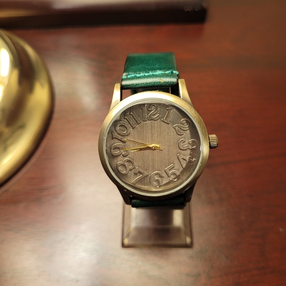 Brand new Green Women's Fashion Watch - Picture 1 of 3